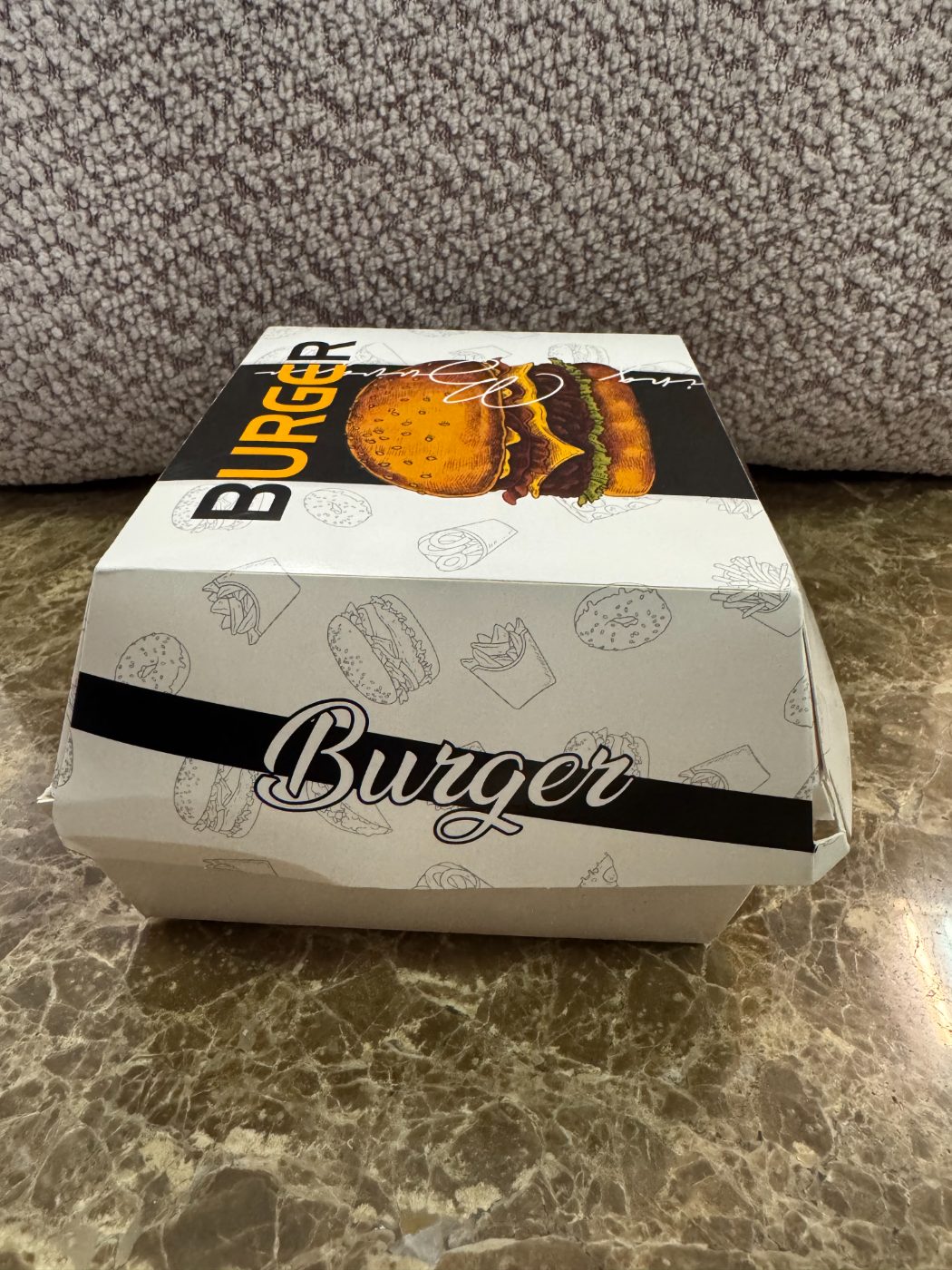 Boîte burger imprimée vue de trois quarts, montrant l'impression sur les flancs