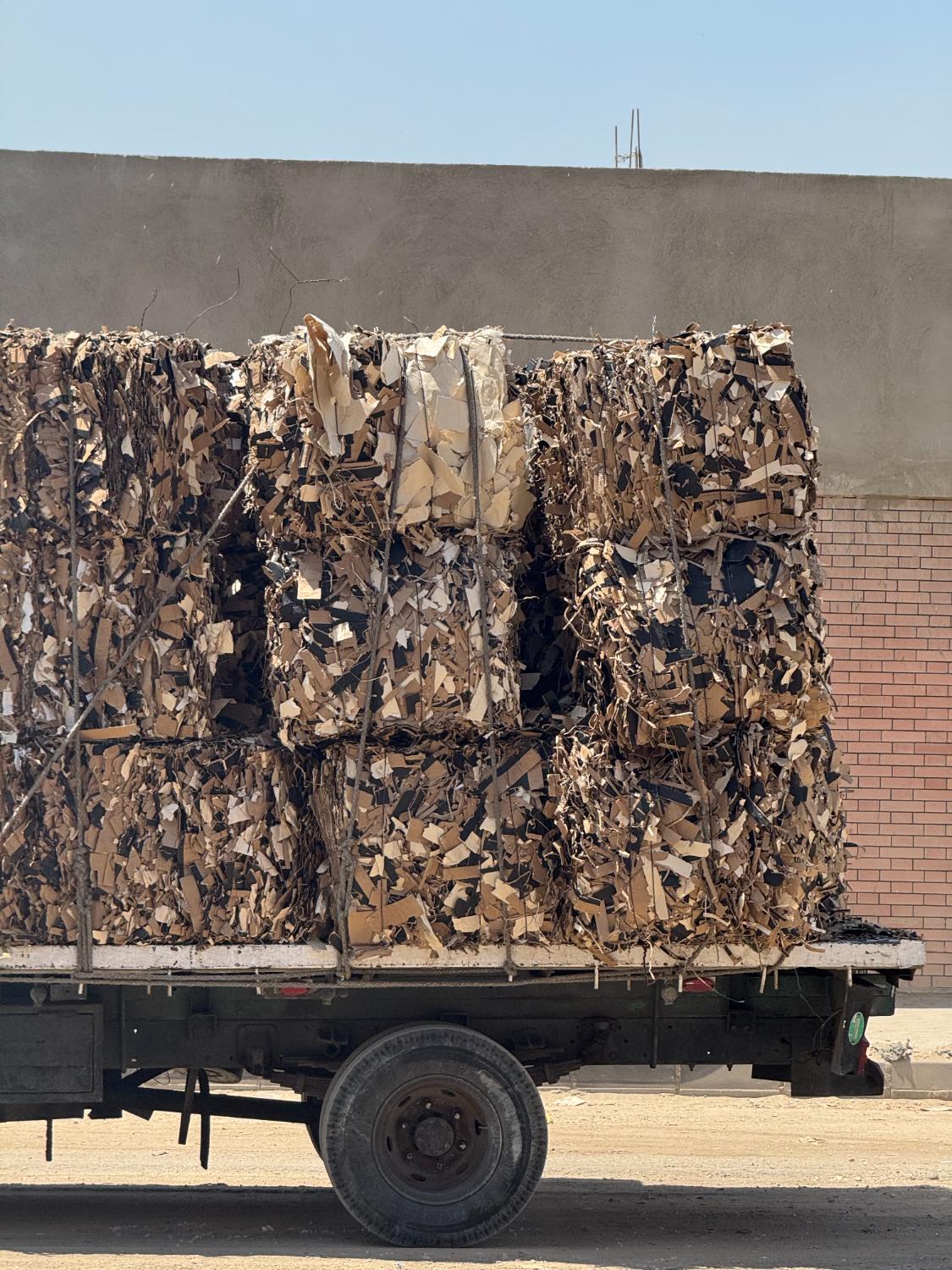 Camion chargé de balles de carton récupéré prêtes au départ
