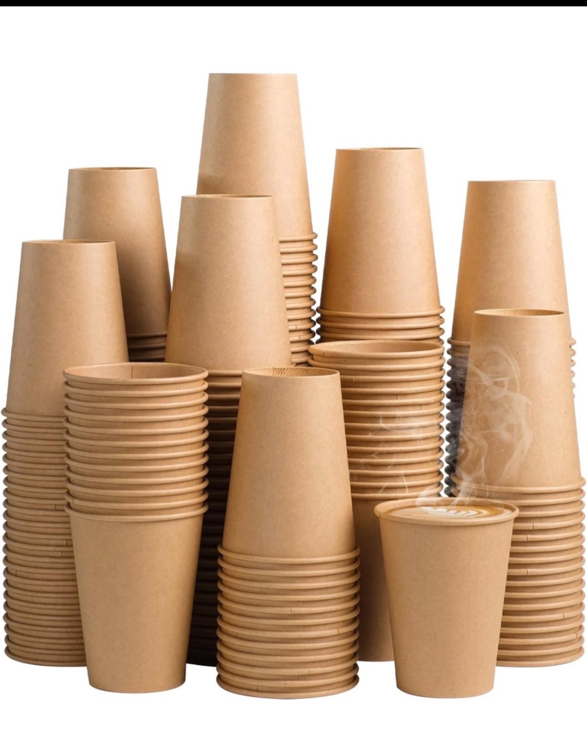 Gobelets kraft empilés par contenance, un gobelet servi au premier plan