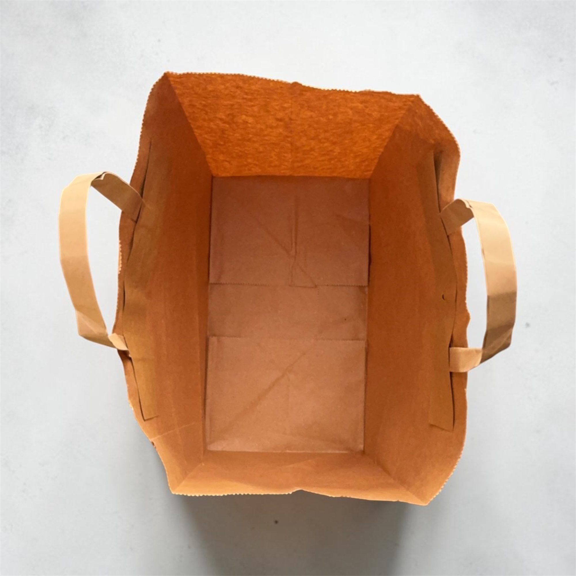 Vue intérieure du sac kraft montrant les poignées collées à l'intérieur