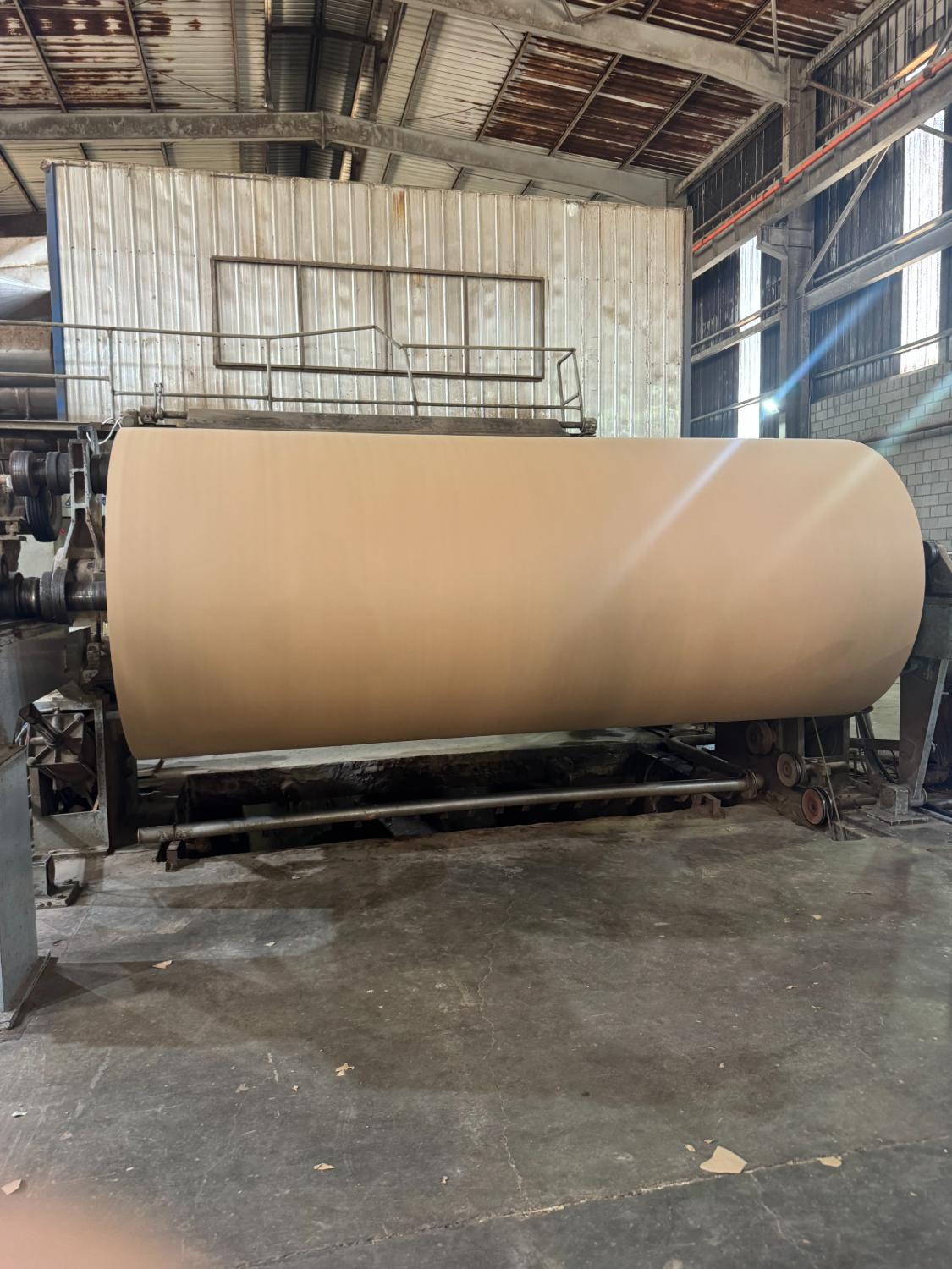 Bobine de carton sur machine de production